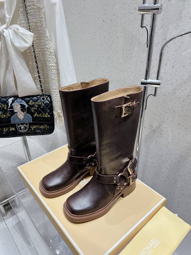 出厂 Michael Kors Mk秋冬爆款短靴 官网同步发售 面料：进口头层牛皮+反绒皮 内里：进口透气羊皮 大底：防滑原版橡胶大底 码数：35-41 35